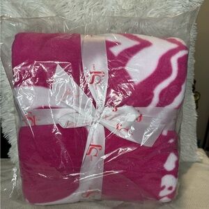 Sassy Jones Pink and White Fleece Throw Blanket